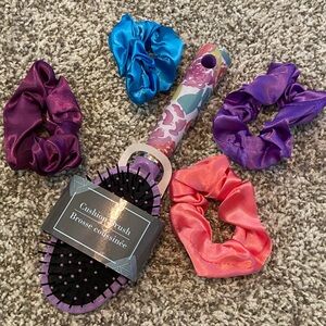 Brush with 4 silk scrunchies